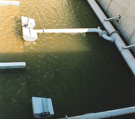 HydroSurf Dekanter zum Abzug von Klarwasser mit Trübungsmessung im Vordergrund