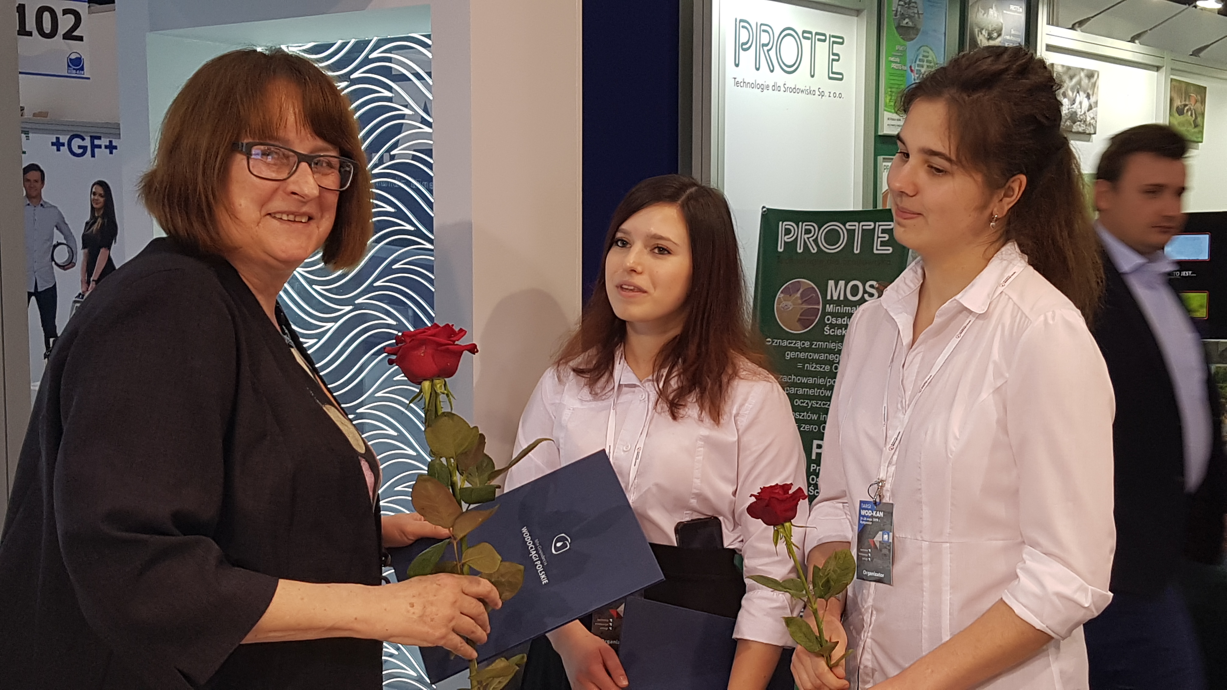 Gratulanten zum 20jährigen Firmenjubiläum auf der WOD-KAN 2019. Links die Geschäftsführerin von Meva-Pol, Krystyna Taylor.